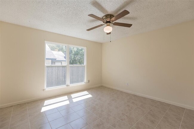 Building Photo - 909 Kavanagh Dr