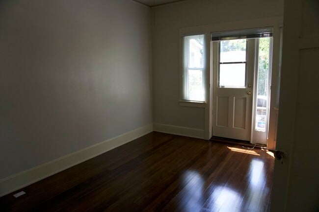 Building Photo - *** Unit is not available for showings until 01/01/2026 ***