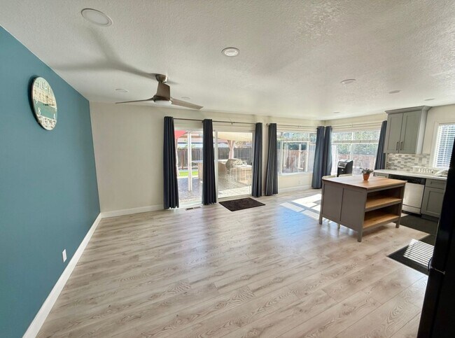 Building Photo - Quiet Cul de Sac Home in Gilroy