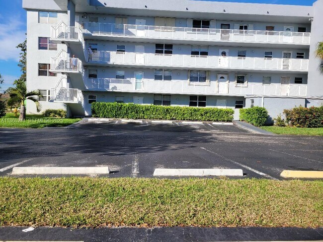 Building Photo - 120 Royal Pk Dr