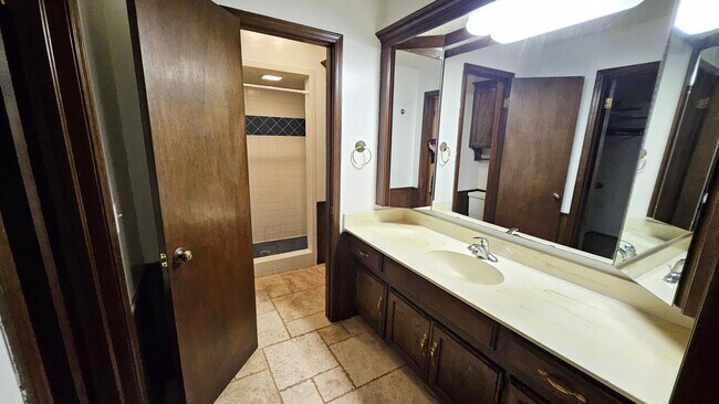 Building Photo - Four Bed/2 Bath Near Lake Hefner