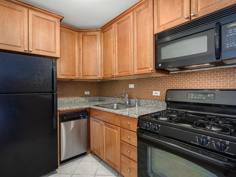 Building Photo - 3900 N Pine Grove Ave