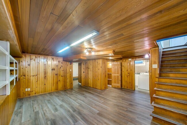 Building Photo - Charming 3-Bedroom Home with Spacious Base...