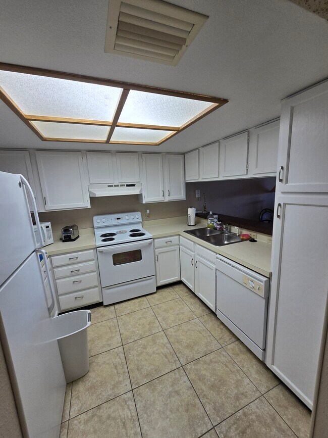 Building Photo - 210 Woodlake Wynde