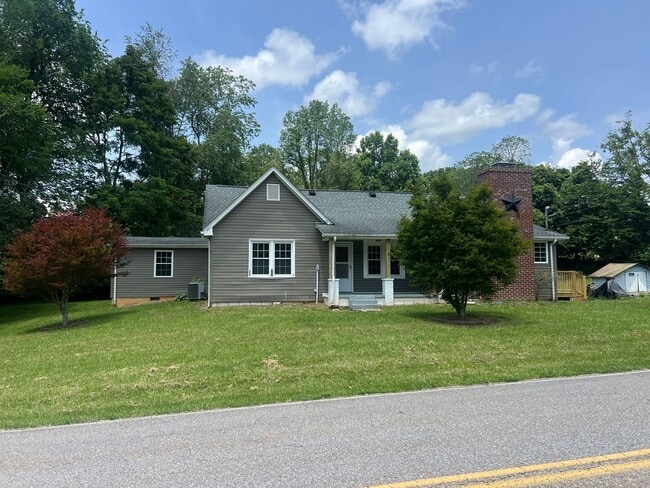 Building Photo - Very Nice 4 bedroom near Tri Cities Airpor...