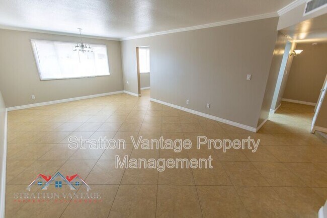 Building Photo - 704 E La Jolla Dr