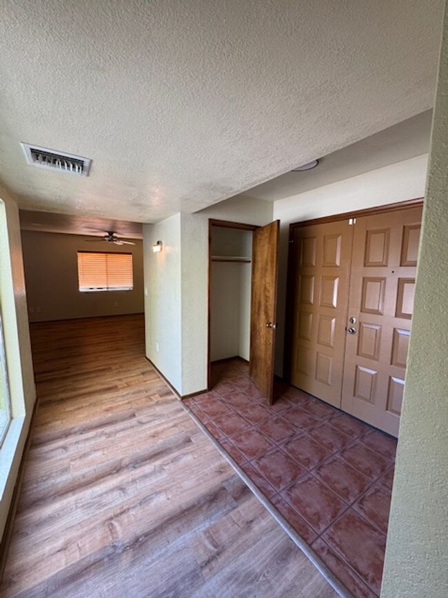 Building Photo - Northwest- 3 bedroom/ 2 bathroom with pool!