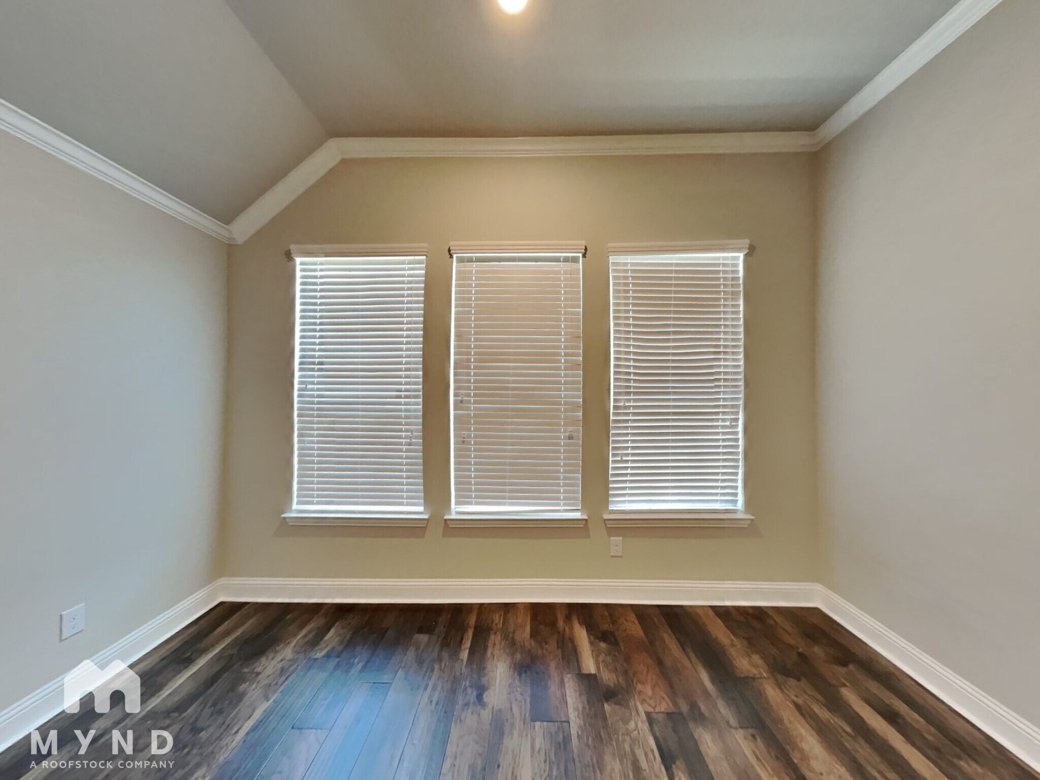 Building Photo - 523 Pineview Dr