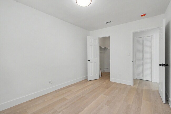 Building Photo - 411B NE 57th Ct
