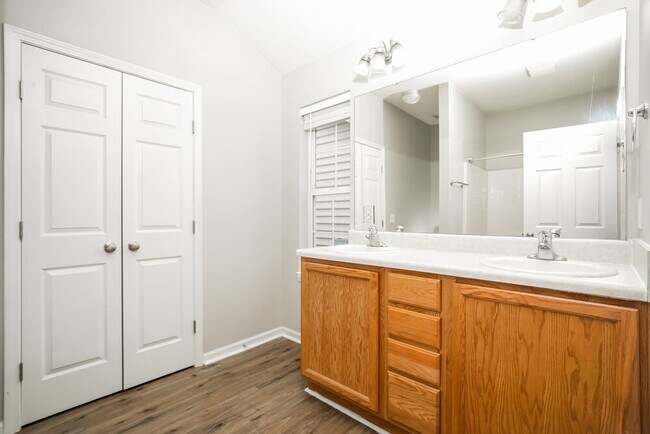 Building Photo - 802 Shefford Town Dr