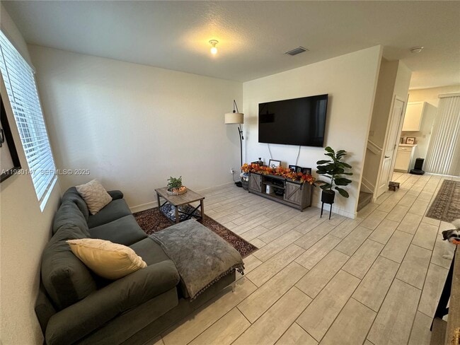 Building Photo - 1030 SE 23rd Terrace