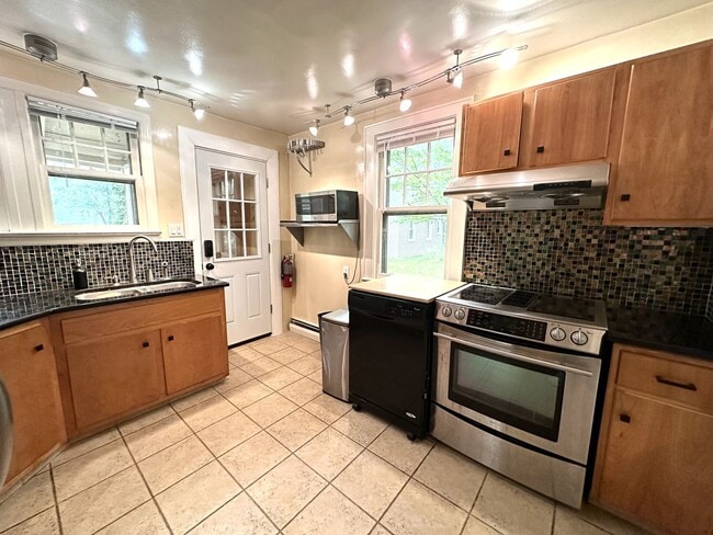 Building Photo - 3 bedrooms, 1.5 bath