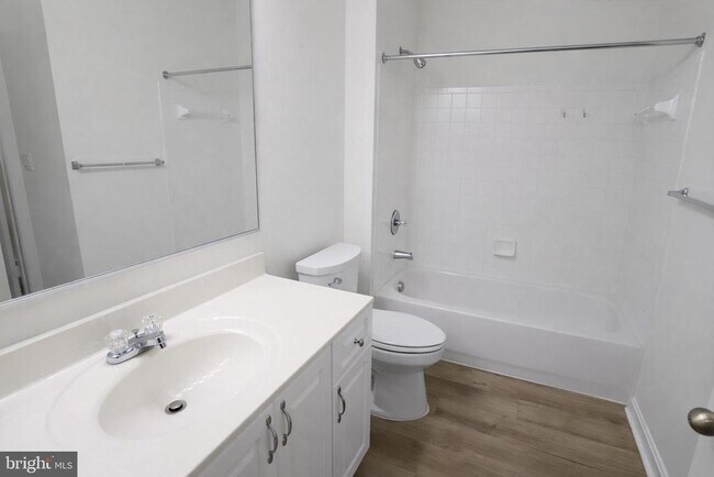 Building Photo - 400 Symphony Cir