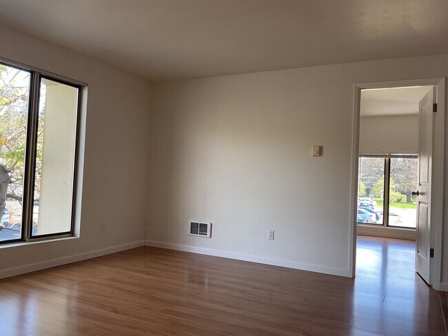 Building Photo - 1 Bed / 1 Bath Houghton condo in Kirkland $1,795/month