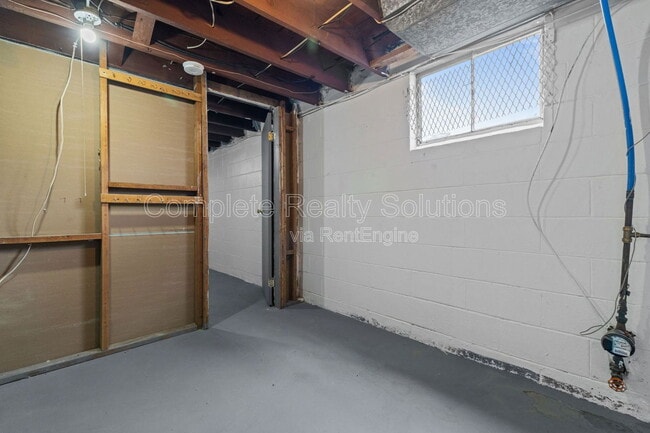 Building Photo - 375 Adrian Dr