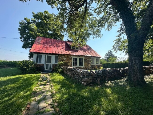 Primary Photo - Charming 4 Bedroom House in Bedford