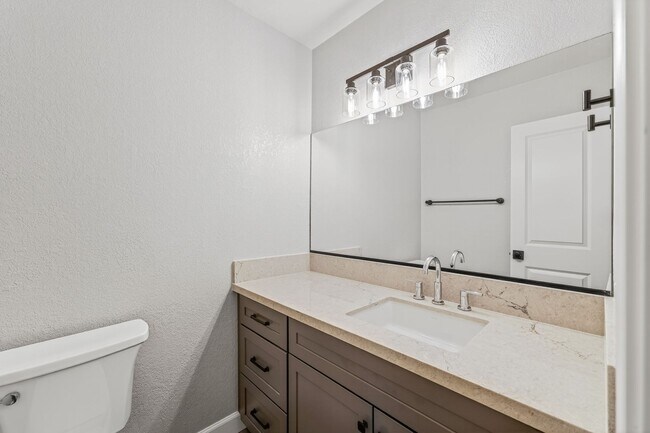 Building Photo - Charming 3-Bedroom Condo in Creekside Village – Prime Location!