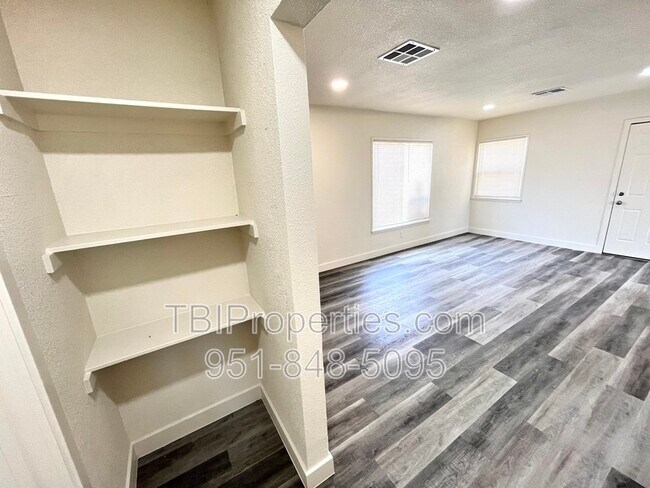 Building Photo - 4667 N Mayfield Ave