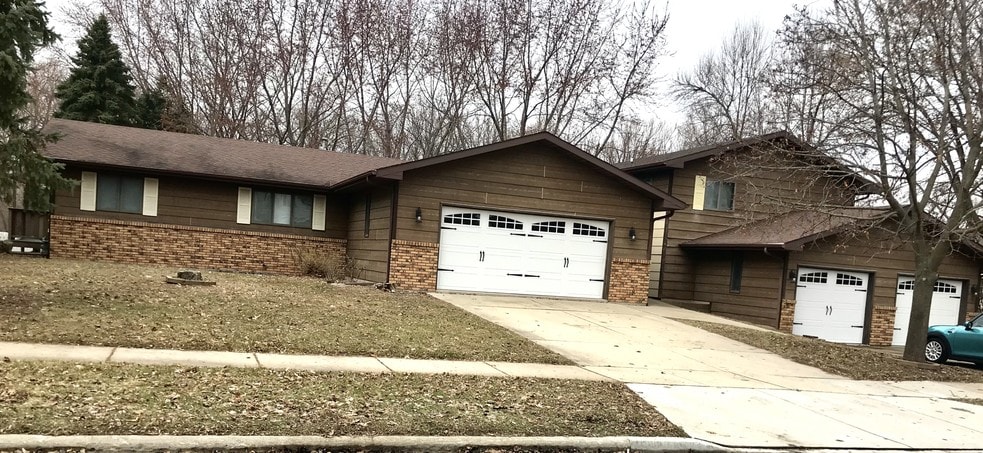 Building Photo - 325 Westbrook Dr