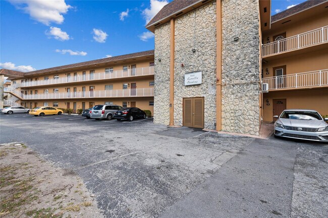 Building Photo - 5031 W Oakland Park Blvd