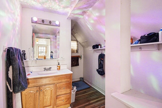 Building Photo - 606 Catherine St