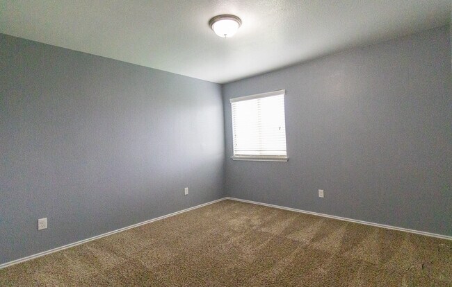 Building Photo - 6505 Clear Brook Dr