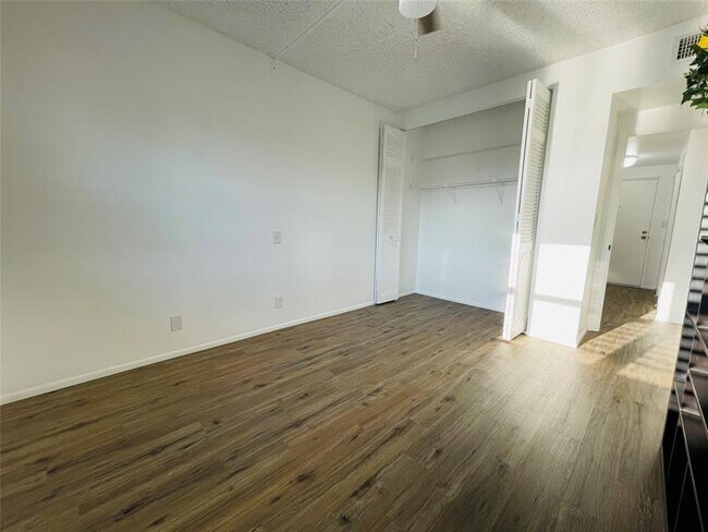 Building Photo - 400 N Riverside Dr