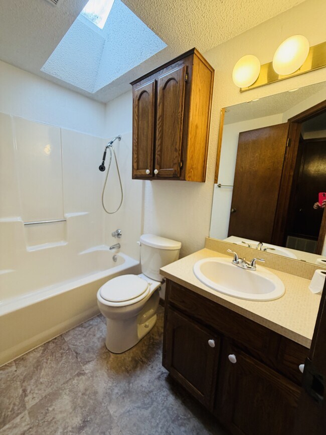 Building Photo - 2138 Lonnie Ln