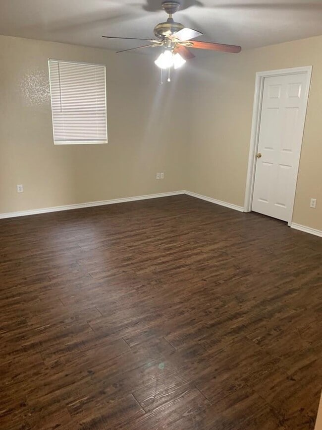 Building Photo - Granbury 3/2/2 coming soon!!