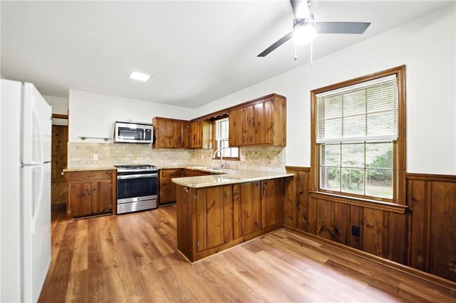 Building Photo - 2321 Tanglewood Rd