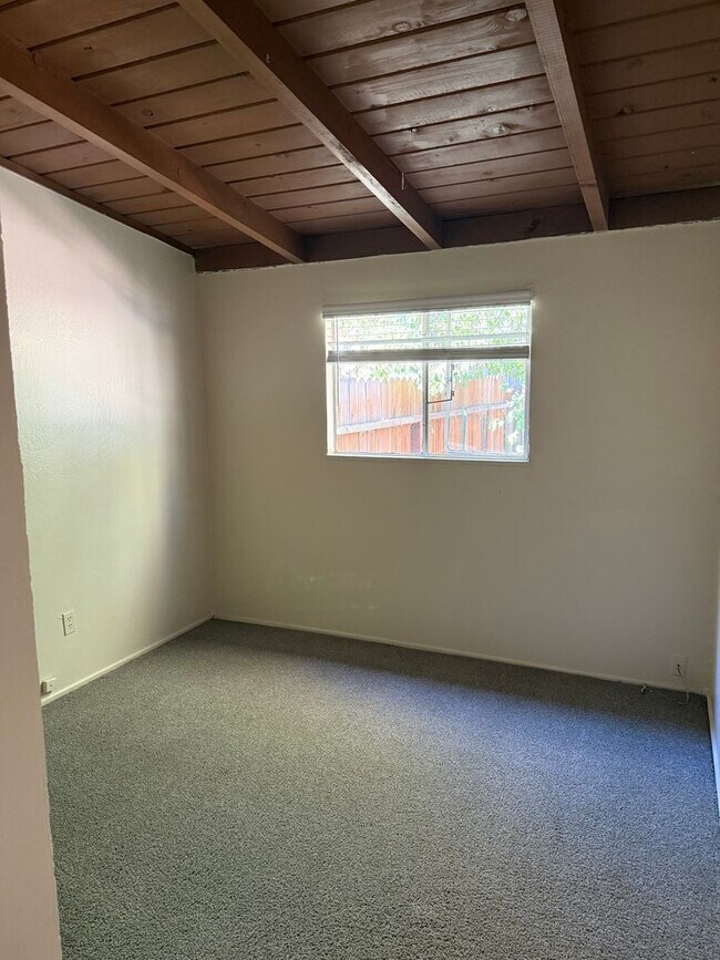 Building Photo - Charming Pet Friendly 3-Bedroom in Quiet C...