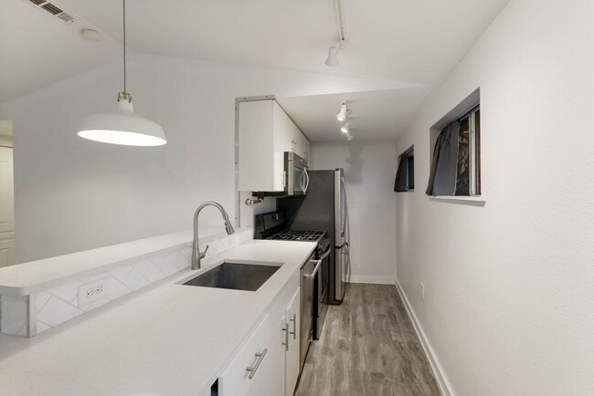 Building Photo - 121 W Woodlawn Ave