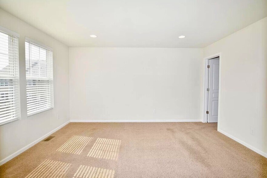 Building Photo - 863 Barclay Cir