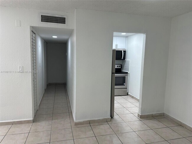 Building Photo - 606 W 81st St