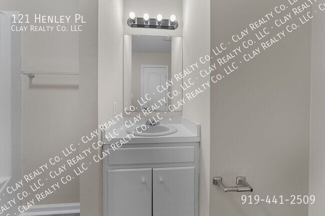 Building Photo - 121 Henley Pl