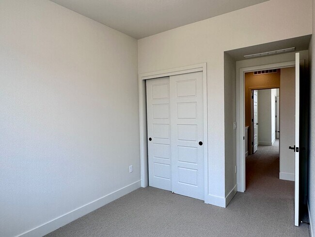 Building Photo - Luxury 3 Bedroom Townhome in the Heart of ...