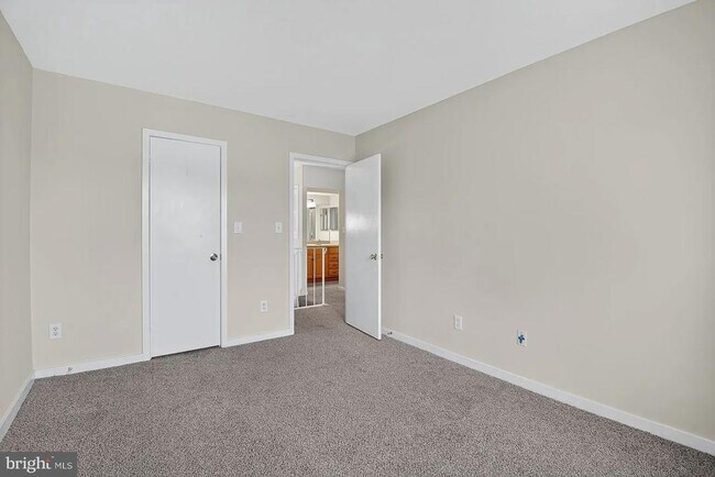 Building Photo - 9805 Lake Shore Dr
