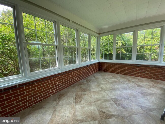 Building Photo - 6009 Cheshire Dr