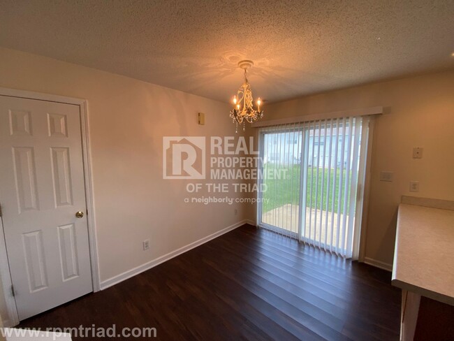 Building Photo - *Move In Special* Spacious 2BR/2.5BA End U...