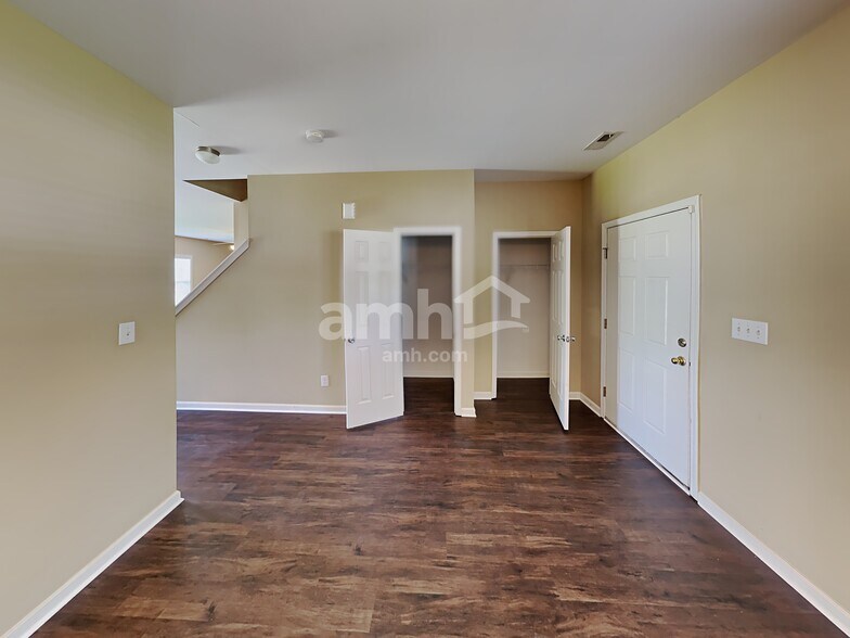 Building Photo - 813 S Hollybrook Rd
