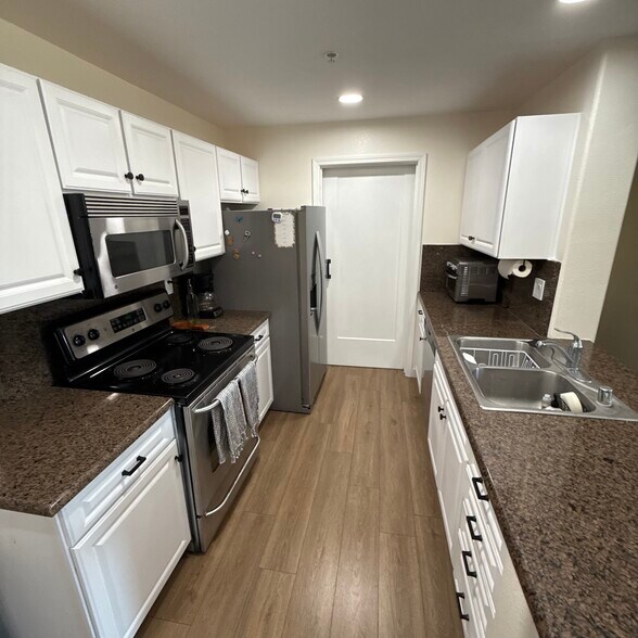 Building Photo - 1360 Shady Ln