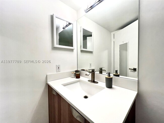 Building Photo - 540 Brickell Key Dr
