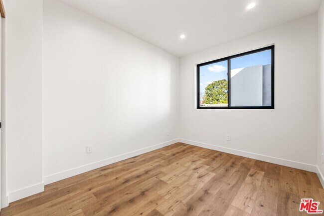 Building Photo - 5120 1/2 Laurel Canyon Blvd