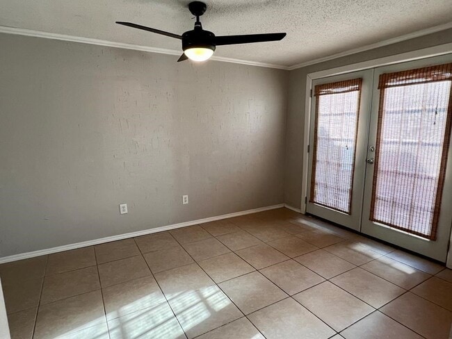 Building Photo - 3858 Scott St