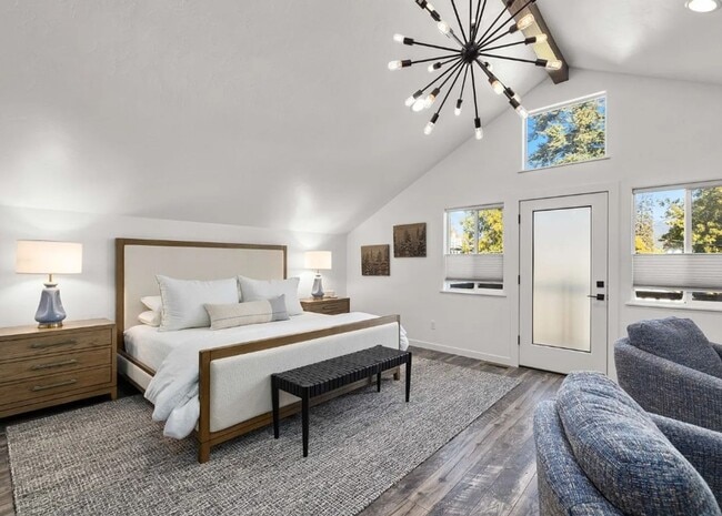 Building Photo - 4 Bed, 2 Bath, Fully Furnished, 2 Level Home, Fenced Yard