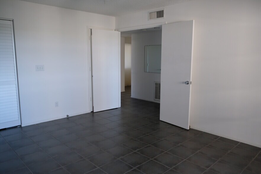 Building Photo - 835 S Osprey Ave