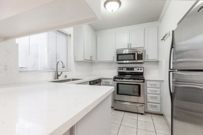 Building Photo - Lovely 2 Bedroom Condo in Danville