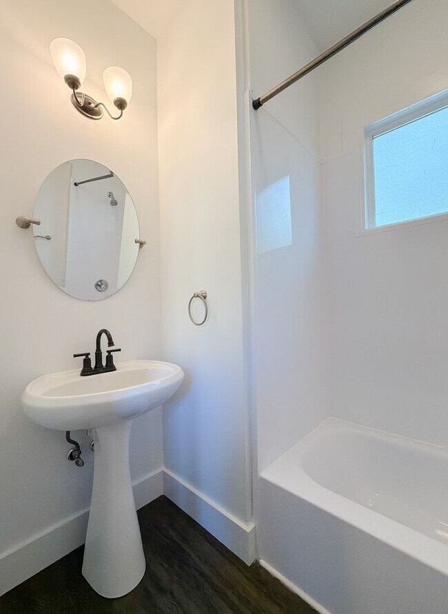 Building Photo - Historic Saint Elmo Charm with Modern Updates – 2 Bed, 2 Bath - Half Off Your First Month's Rent!