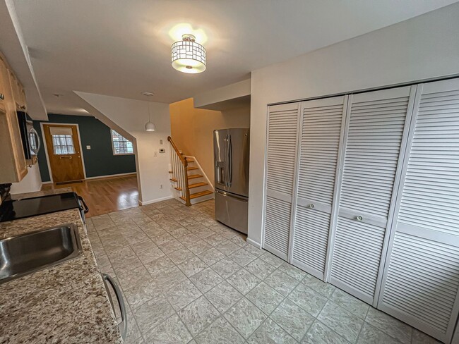 Building Photo - Beautiful 2 Bedroom 1 Bath Townhouse in Fa...