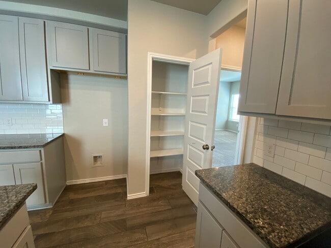 Building Photo - Fabulous 4/2 single story conveniently loc...
